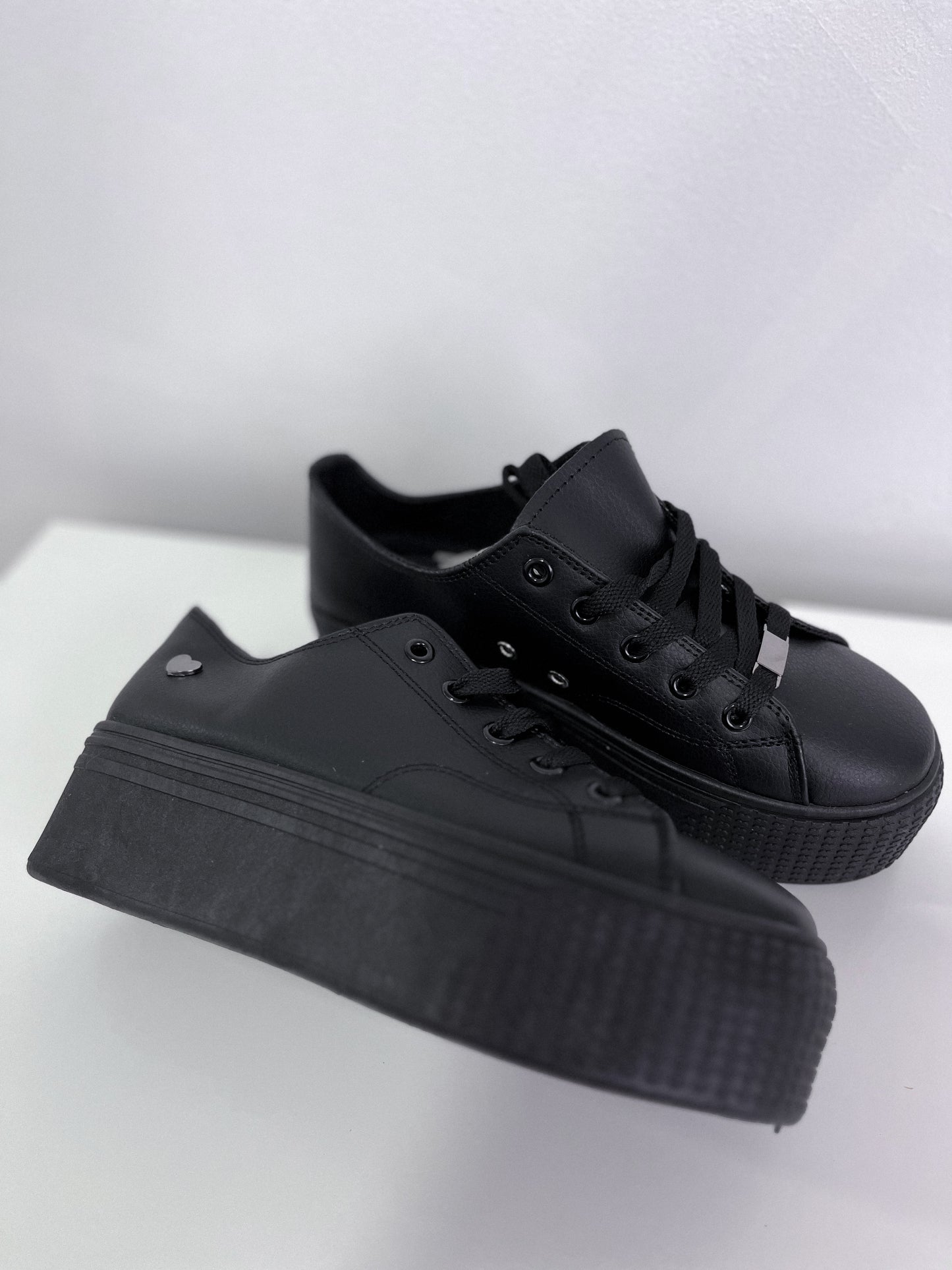 Zapatilla Mujer Efecto Cuero Negro