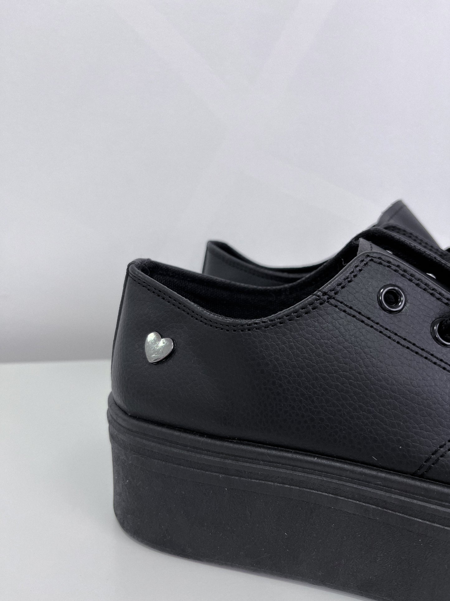 Zapatilla Mujer Efecto Cuero Negro