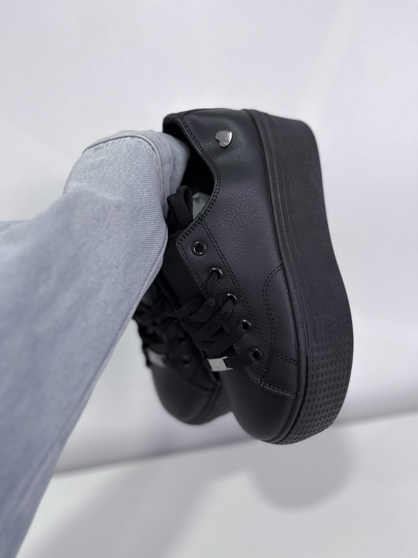 Zapatilla Mujer Efecto Cuero Negro