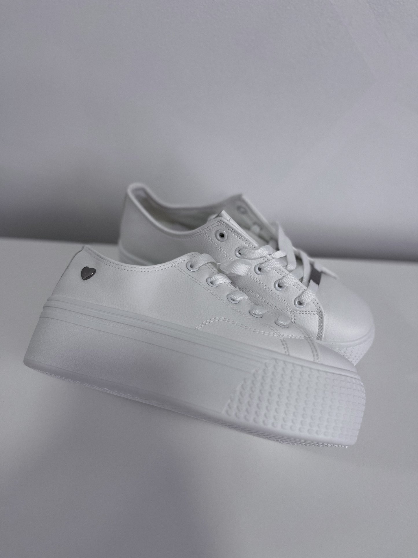 Zapatilla Mujer Efecto Cuero Blanca